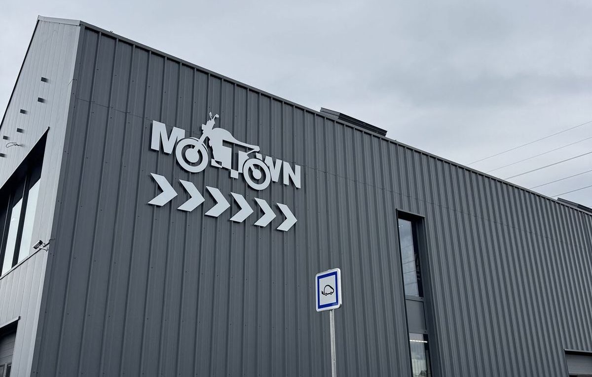SYNERGY Construction signe un coup de maître à Mo-Town avec les showrooms Kawasaki et KTM