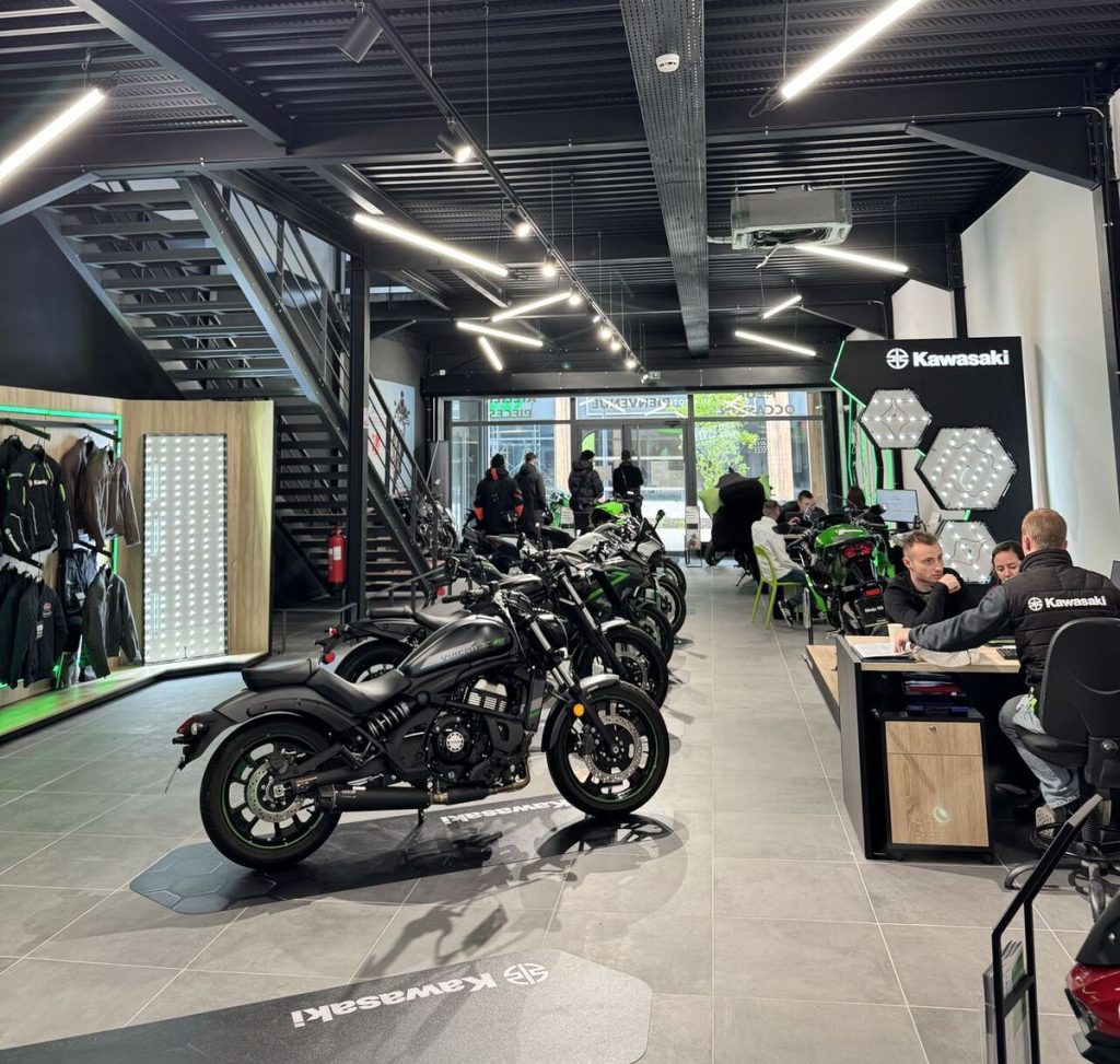 SYNERGY Construction signe un coup de maître à Mo-Town avec les showrooms Kawasaki et KTM