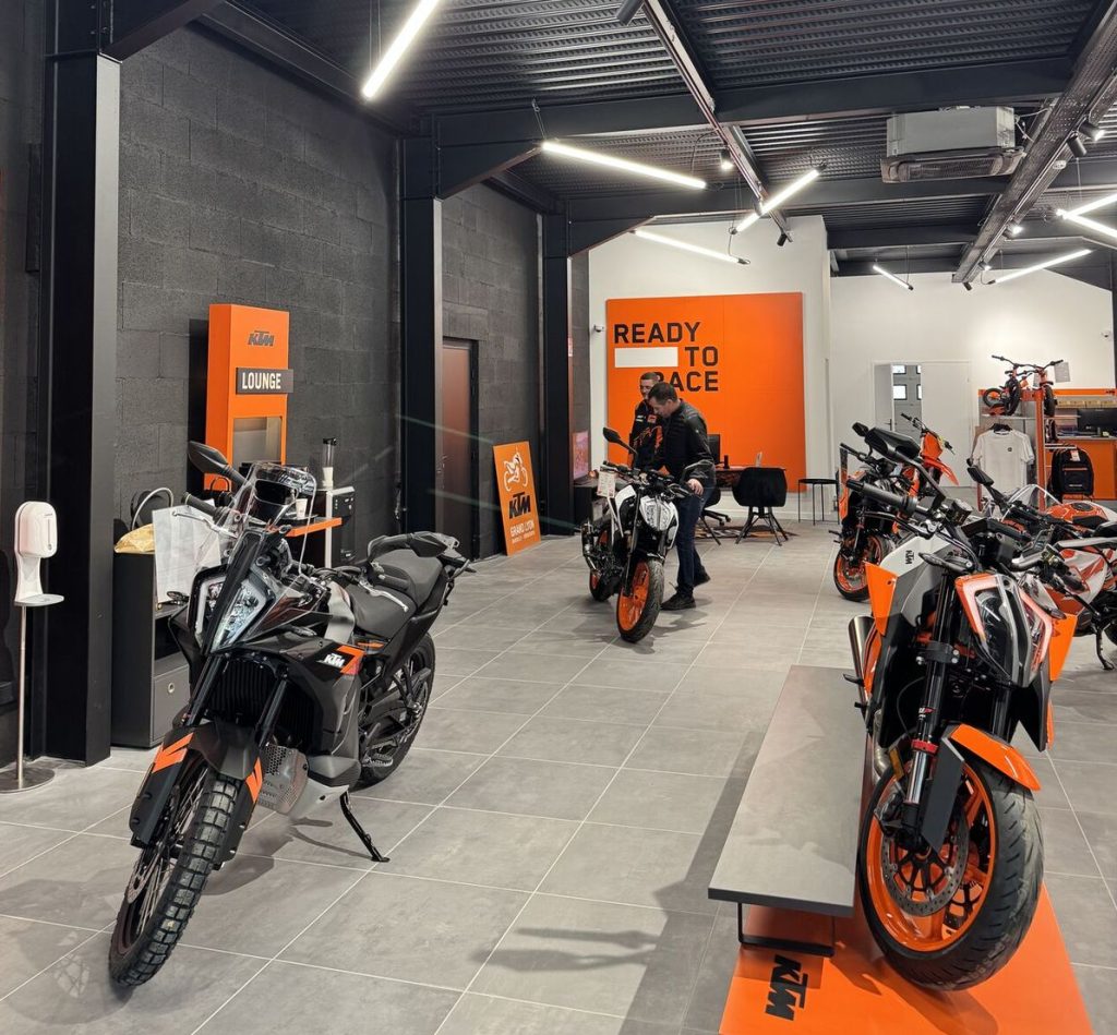 SYNERGY Construction signe un coup de maître à Mo-Town avec les showrooms Kawasaki et KTM